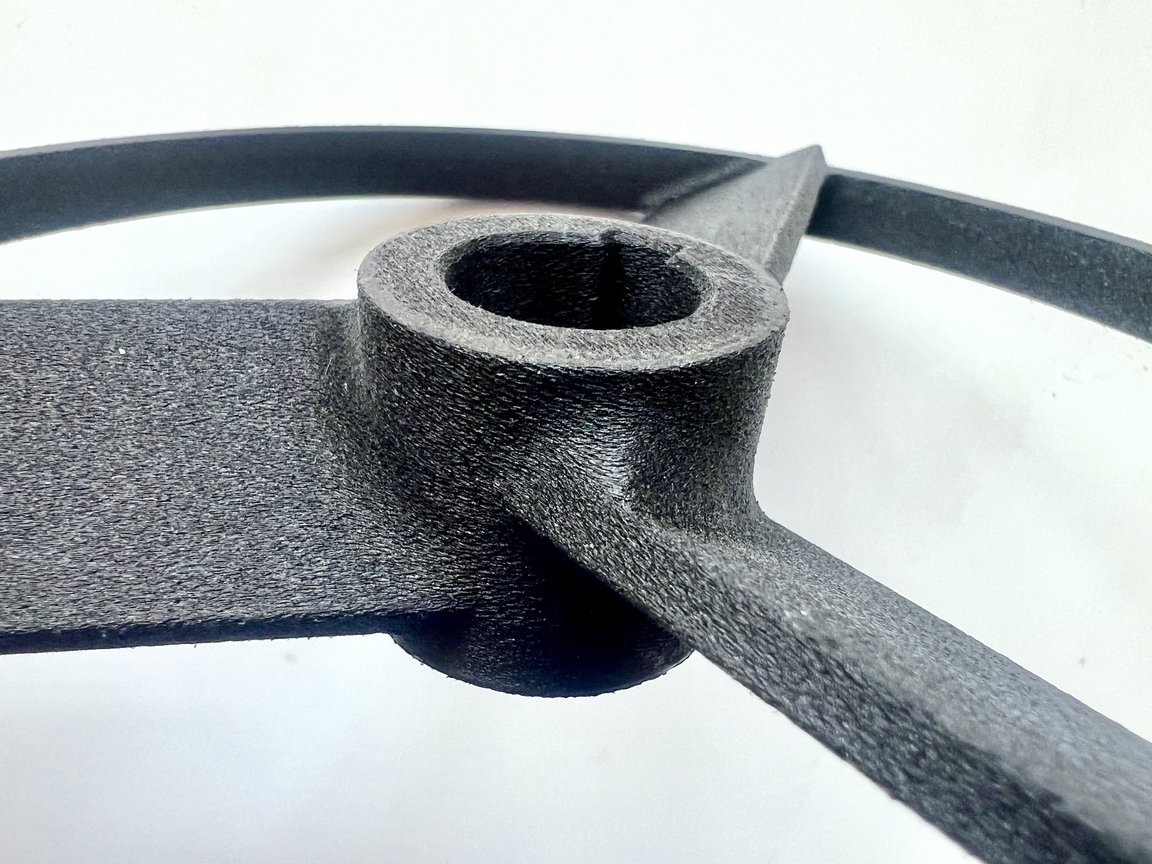 Detailný záber na 3D tlačený diel s ozubeným kolesom